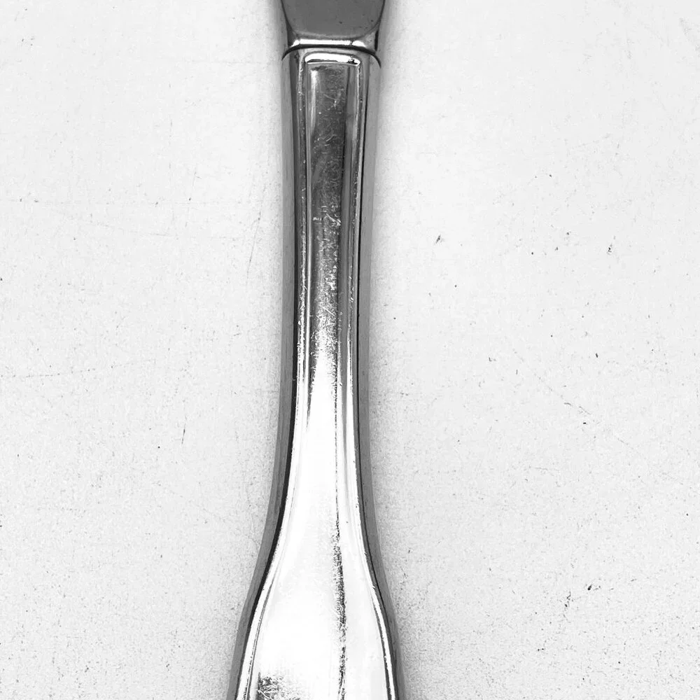 Oneida Stainless Deluxe Dinner Knife Tudor Shell Pattern